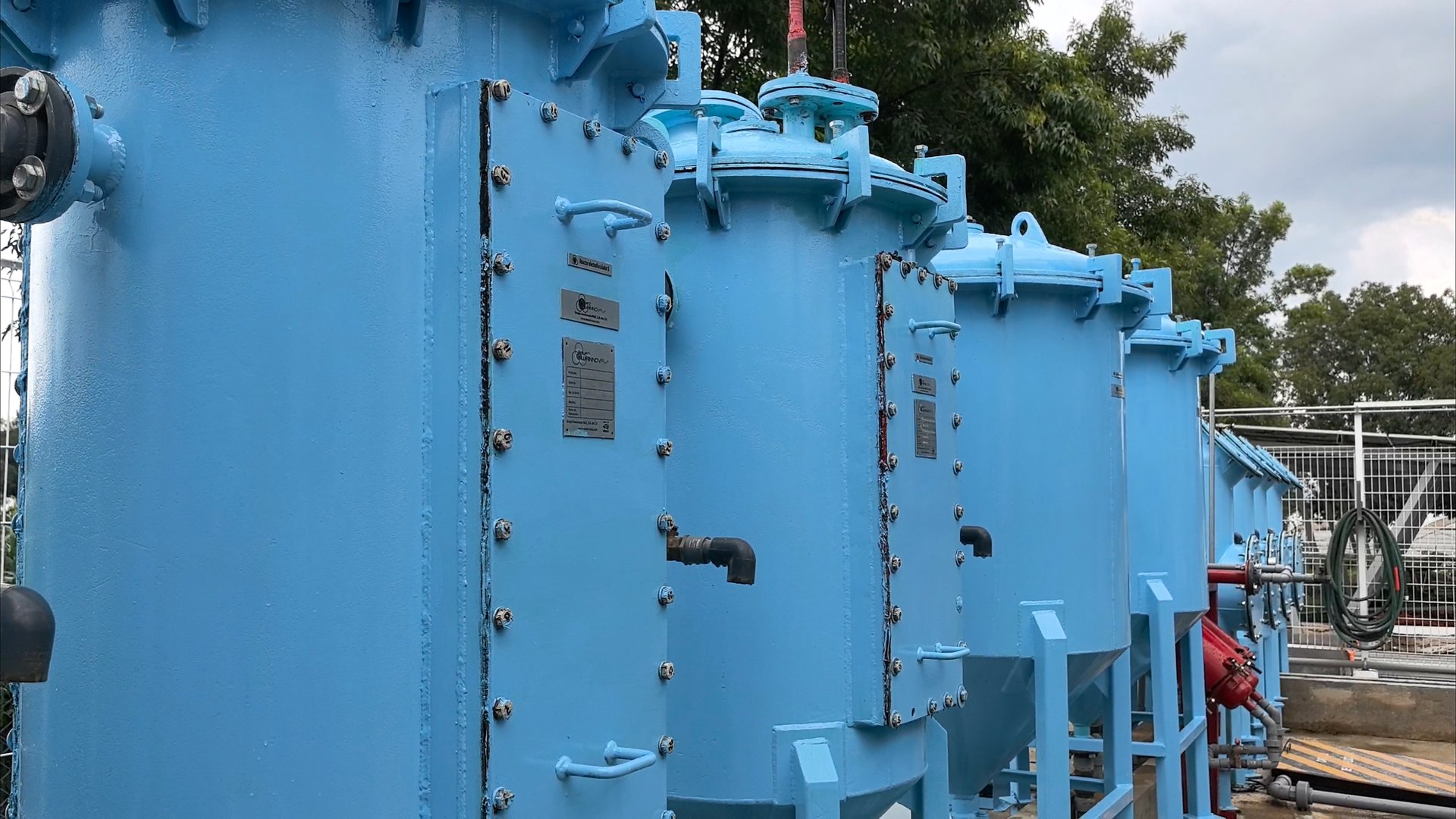 Espejo de agua clarificada en tanque con vertedero perimetral en planta de tratamiento